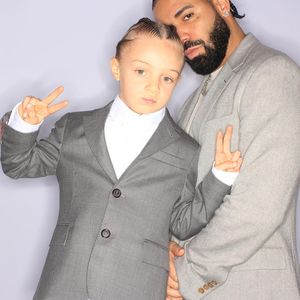 Drake und Adonis im schicken Partnerlook zur Familienfeier!
