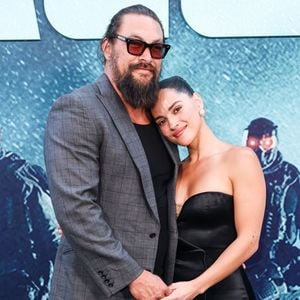 Jason Momoa verliebt mit Adria Arjona auf dem roten Teppich