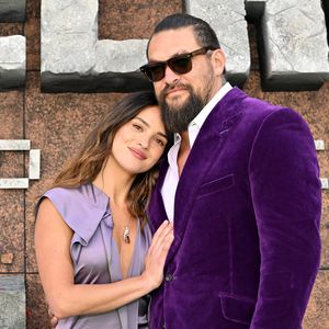 Im Partnerlook: Jason Momoa und Adria turteln auf Red Carpet