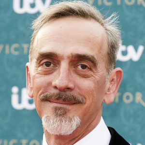 Britischer Filmstar Adrian Schiller ist plötzlich verstorben