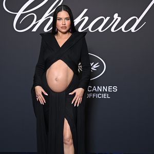 Cut-out-Kleid: Adriana Lima zeigt ihren muskulösen Babybauch