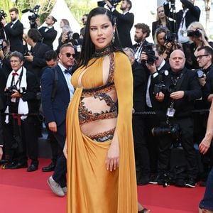 Adriana Lima zeigt stolz ihren Babybauch im Cut-out-Kleid