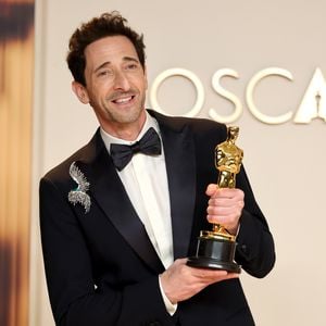 Adrien Brody nimmt die Kritik an seiner Oscar-Rede mit Humor