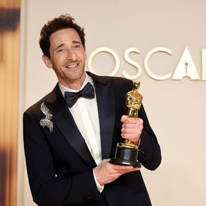 Adrien Brody nimmt die Kritik an seiner Oscar-Rede mit Humor