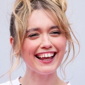 Aimee Lou Wood feiert ihre markanten Schneidezähne