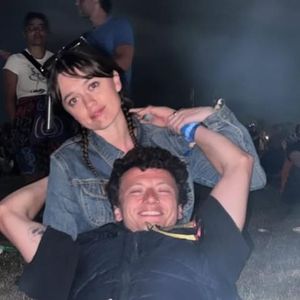 Aimee Lou Wood teilt verliebtes Foto mit Adam beim Festival