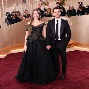 Aimee Lou Wood knutscht Adam Long bei Chloé-Show in Paris