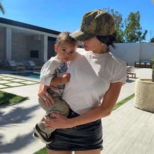 Kylie Jenner testet ihren kleinen Sohn Aire mit Süßigkeiten