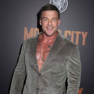 Red Carpet nach dem Skandal: Alan Ritchson zeigt viel Haut