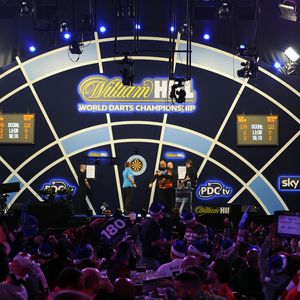 Darts-WM: Spieler fällt vor Jubel Zahnprothese aus dem Mund!