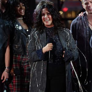Alanis Morissette zeigt ihren Henna-Babybauch