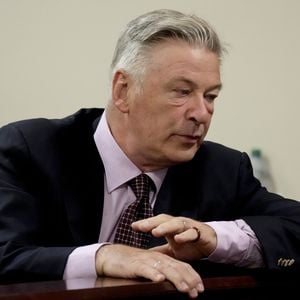 Respektlos? Alec Baldwin schläft im Gerichtssaal fast ein!