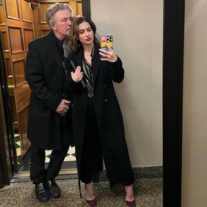 Alec und Hilaria Baldwin teilen erstes Foto mit allen Kids