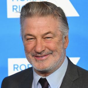 Werden Anklagen gegen Alec Baldwin vorerst fallen gelassen?