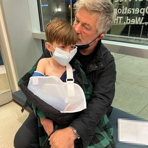 Hilaria und Alec Baldwin besorgt: Sohn Rafael brach sich Arm