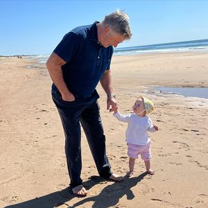 Wieder glücklich: Alec Baldwin posiert mit Tochter am Strand
