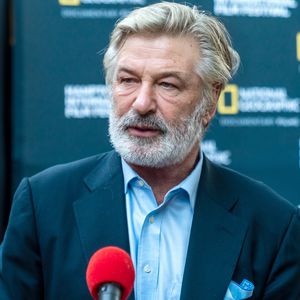Umarmungen: Alec Baldwin traf sich mit Halynas (†) Familie