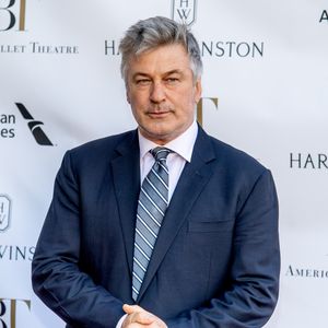 Alec Baldwin wurde das erste Mal nach Anklage gesichtet