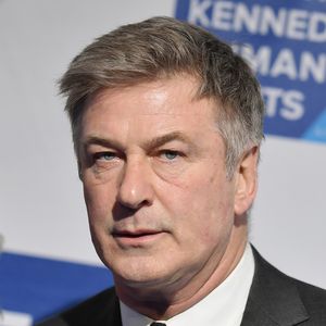 Fahrlässige Tötung: Alec Baldwin nach Anklage gesichtet!