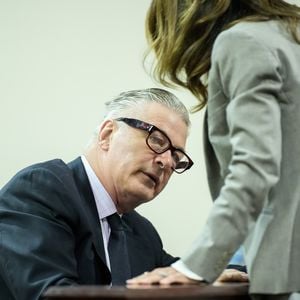 Alec Baldwin eilt während "Rust"-Anhörung aus Gerichtssaal!