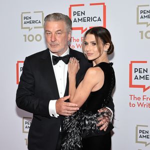 Alec Baldwin strahlt erstes Mal nach Prozess auf Red Carpet
