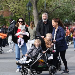 Alec und Hilaria Baldwin mit Kindern in New York unterwegs