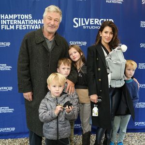 Alec Baldwin strahlt bei Auftritt mit Hilaria und den Kids!