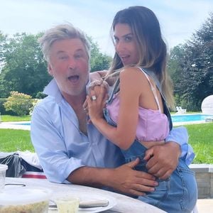 Richtige Pose? Hilaria und Alec Baldwin wollen jung aussehen