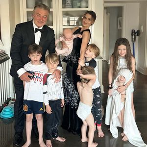 Alec und Hilaria Baldwin bringen alle sieben Kids zu Event