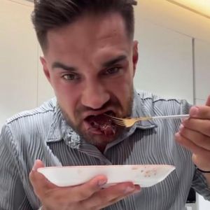 Guter Dschungelcamp-Kandidat? Aleks Petrovic isst rohe Leber
