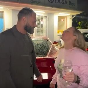 Aleks Petrovic lässt sich von Mama der Verführerin anspucken