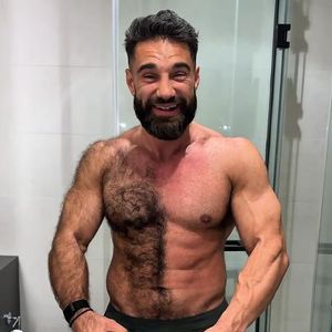 Aleks Petrovic wird für behaarten Oberkörper verspottet