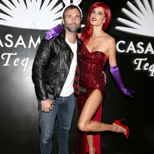 Am Traumstrand: Alessandra Ambrosio im Kussfieber