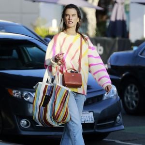 Top oder Flop? Alessandra Ambrosio trägt Look in Neonfarben