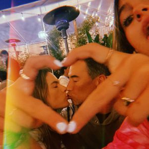 Zungen-Action: Alessandra Ambrosio turtelt mit ihrem Richard
