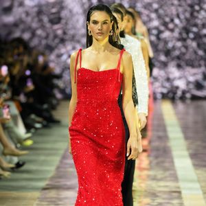 Alessandra Ambrosio begeistert in Rot bei Berliner Modewoche
