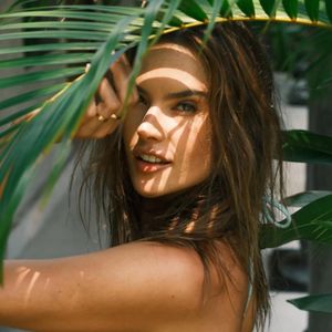 Alessandra Ambrosio deutet eine Verlobung mit Buck Palmer an