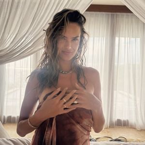 Verlobt: Alessandra Ambrosio zeigt den 430.000-Euro-Klunker