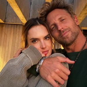 Alessandra Ambrosio und ihr Buck Palmer turteln in Brasilien