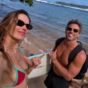Alessandra Ambrosio zeigt sich frisch verliebt auf Hawaii