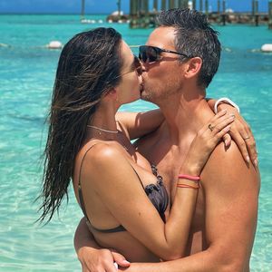 So verliebt! Alessandra Ambrosio und Freund turteln im Meer