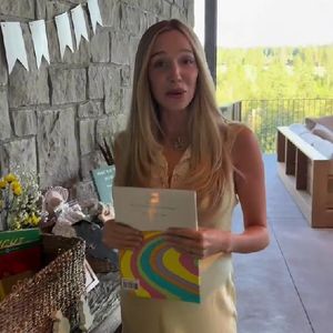 Alex Cooper wird mit Babyparty von Freunden überrascht