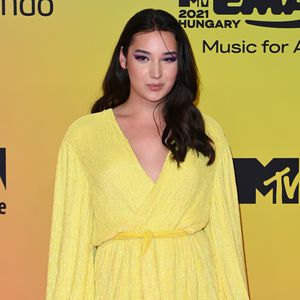 Im gelben Dress: GNTM-Siegerin Alex Mariah bei den MTV EMas