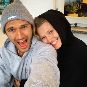 Voll verschmust! Toni Garrn kuschelt mit ihrem Alex Pettyfer