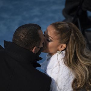 Süß! A Rod knutscht J.Lo nach ihrem Vereidigungs-Auftritt ab