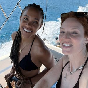 Alex Scott und Jess Glynne zeigen ihr Liebesglück im Urlaub