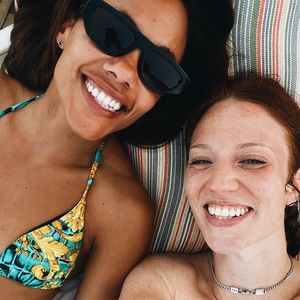 Alex Scott und Jess Glynne turteln total verliebt im Urlaub