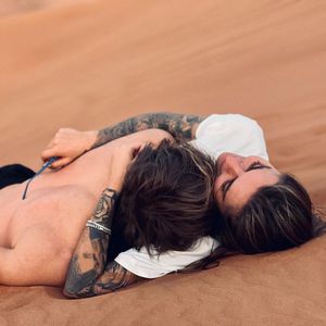 So verliebt: Hier kuscheln Sophia Thomalla und Alex im Sand