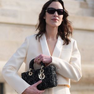 Wirklich verlobt? Alexa Chung trägt wieder auffälligen Ring