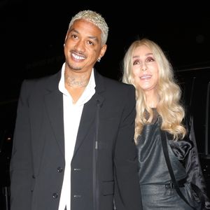 Cher und Alexander Edwards turteln in der Stadt der Liebe